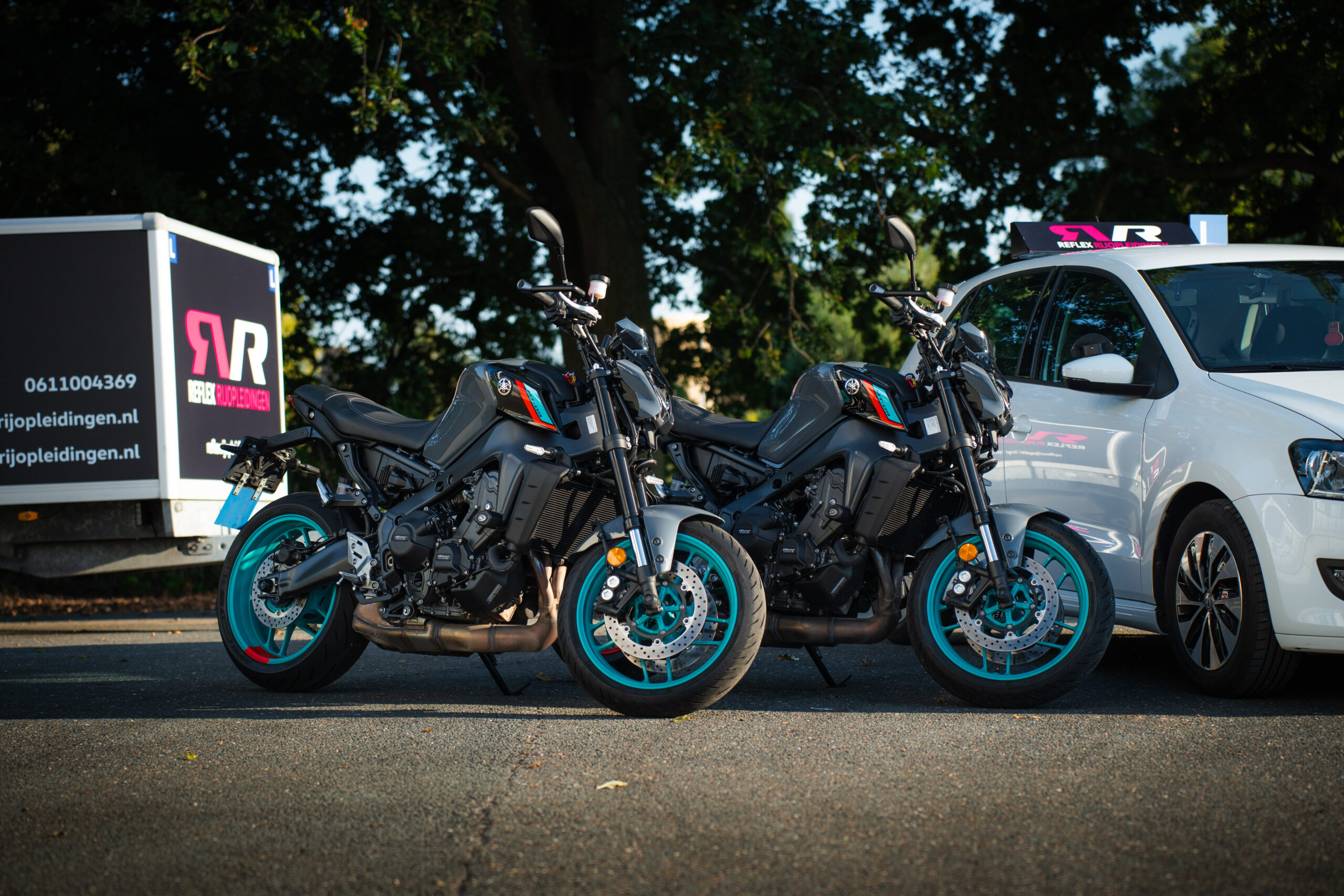 Motoren, auto en oplegger van Reflex Rijopleidingen. Neem contact op om samen de weg op te gaan.