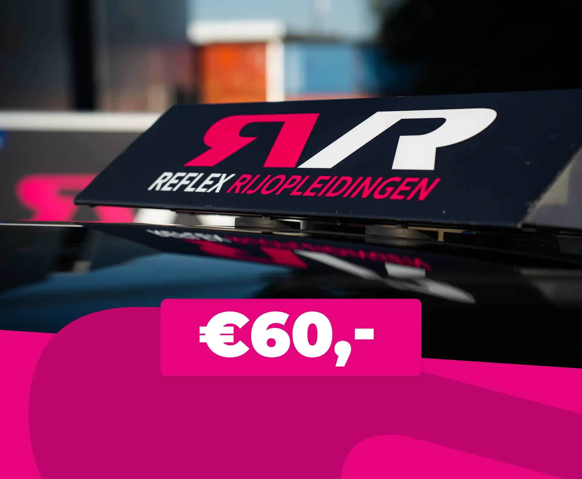 Dakbord van een Reflex Rijopleidingen lesauto met het tarief van 60 euro voor een autorijles proefles in Woerden.